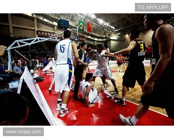 朱芳雨 2010 中巴群殴名场面：组合拳暴打巴西球员，一战封神！(2)